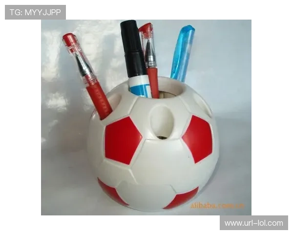 创意足球星笔筒设计展现个性化办公空间独特魅力