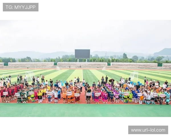 小球迷与足球球星击拳瞬间温暖人心传递激情与梦想