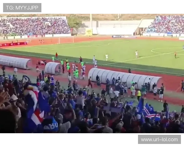 街头偶遇足球巨星：球场英雄化身普通人，引发热烈围观和惊喜互动