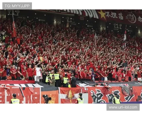 足球少年崛起之路：从街头球场到世界顶级舞台的荣耀之梦