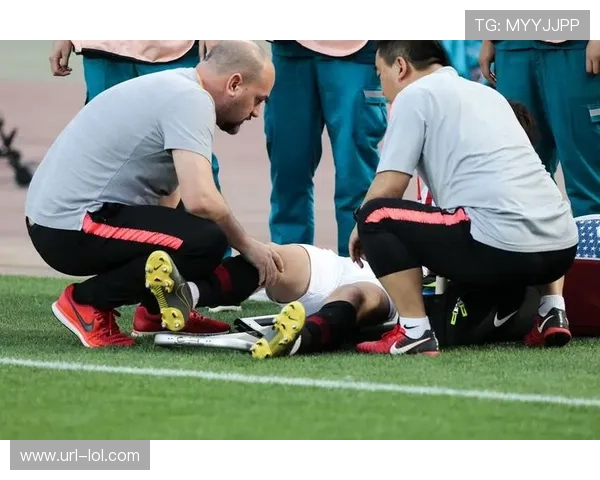 足球球星被踩脚事件引发关注 受伤球员痛苦表情瞬间成焦点 足球球星被踩脚事件引发关注 受伤球员痛苦表情瞬间成焦点